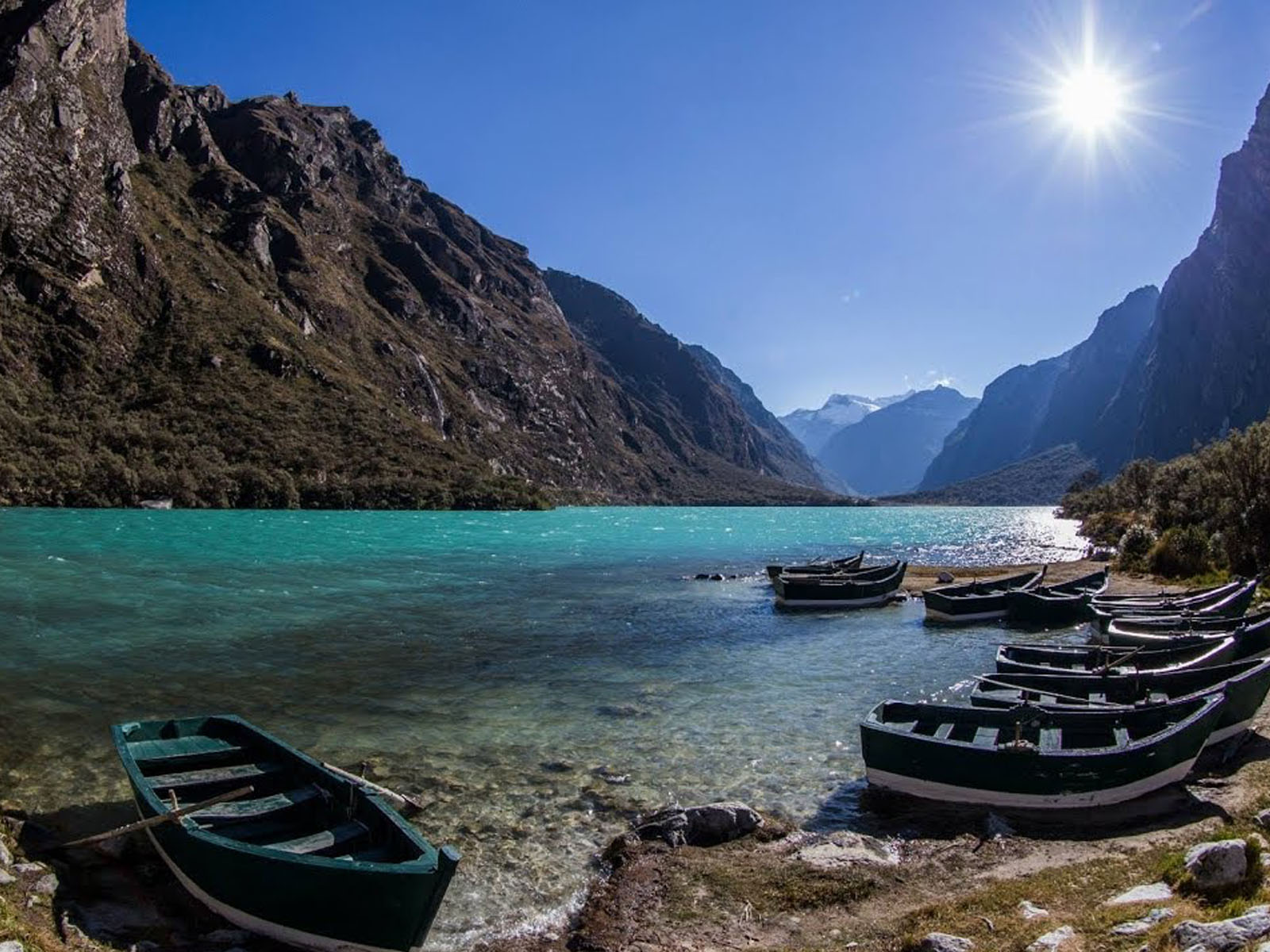 Laguna Llanganuco en la Cordillera Blanca, Áncash.