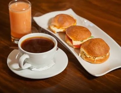 Desayuno en Huaraz con vista y ambiente andino.